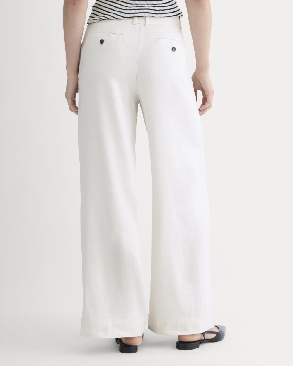The Wide-Leg Pant in Stretch Linen in Natural Chambray — detail view