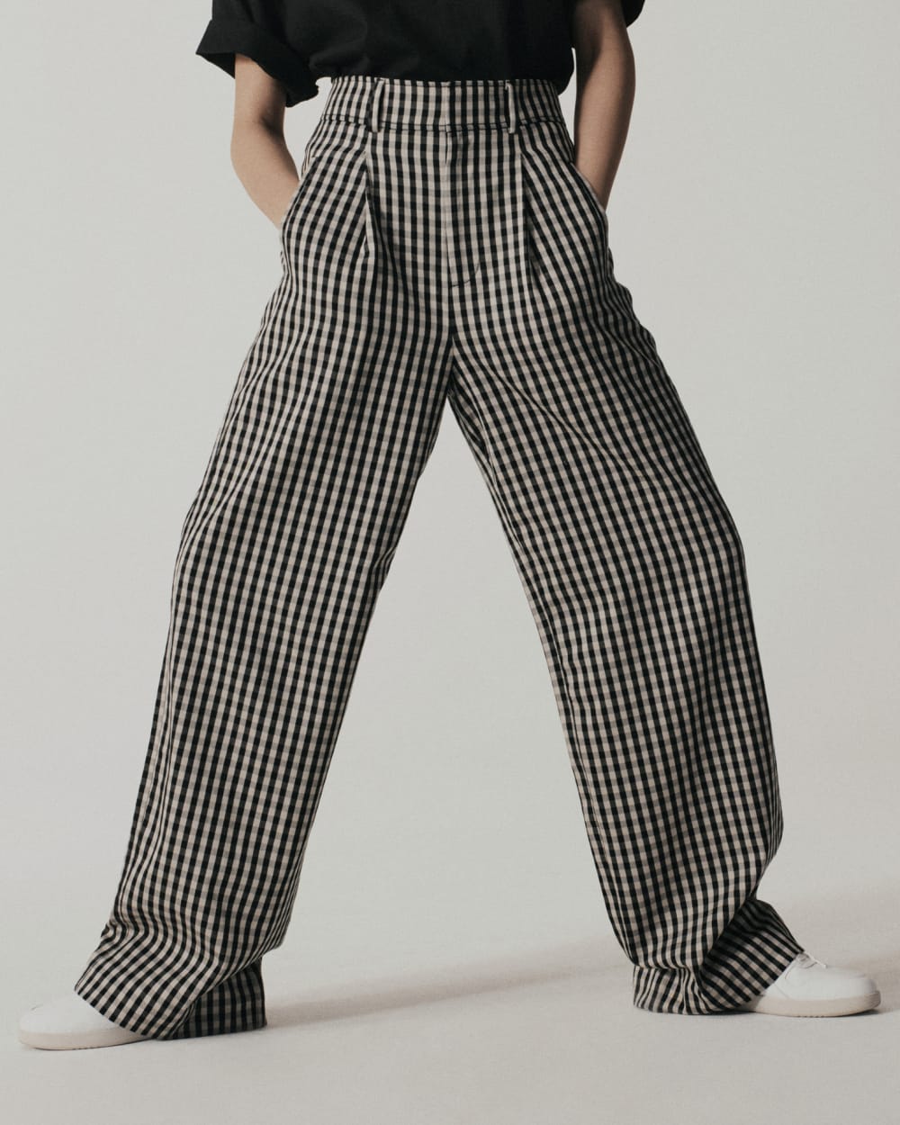 The Draper Pleated Pant in Buttersmooth in Khaki / Black — detail view