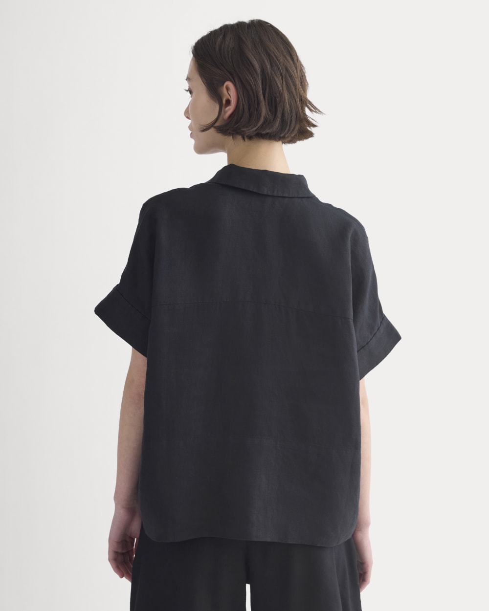 The Boxy Shirt in Linen in Black — detail view