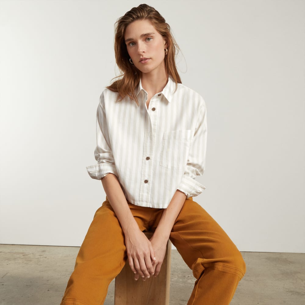 The Way-Short Shirt in Silky Cotton in Sand / White — detail view