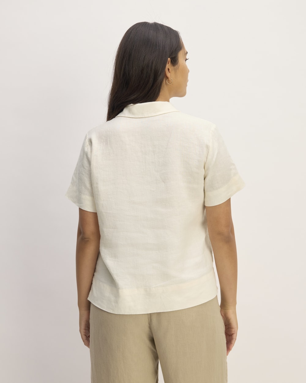 The Notch Shirt in Linen in Bone — detail view