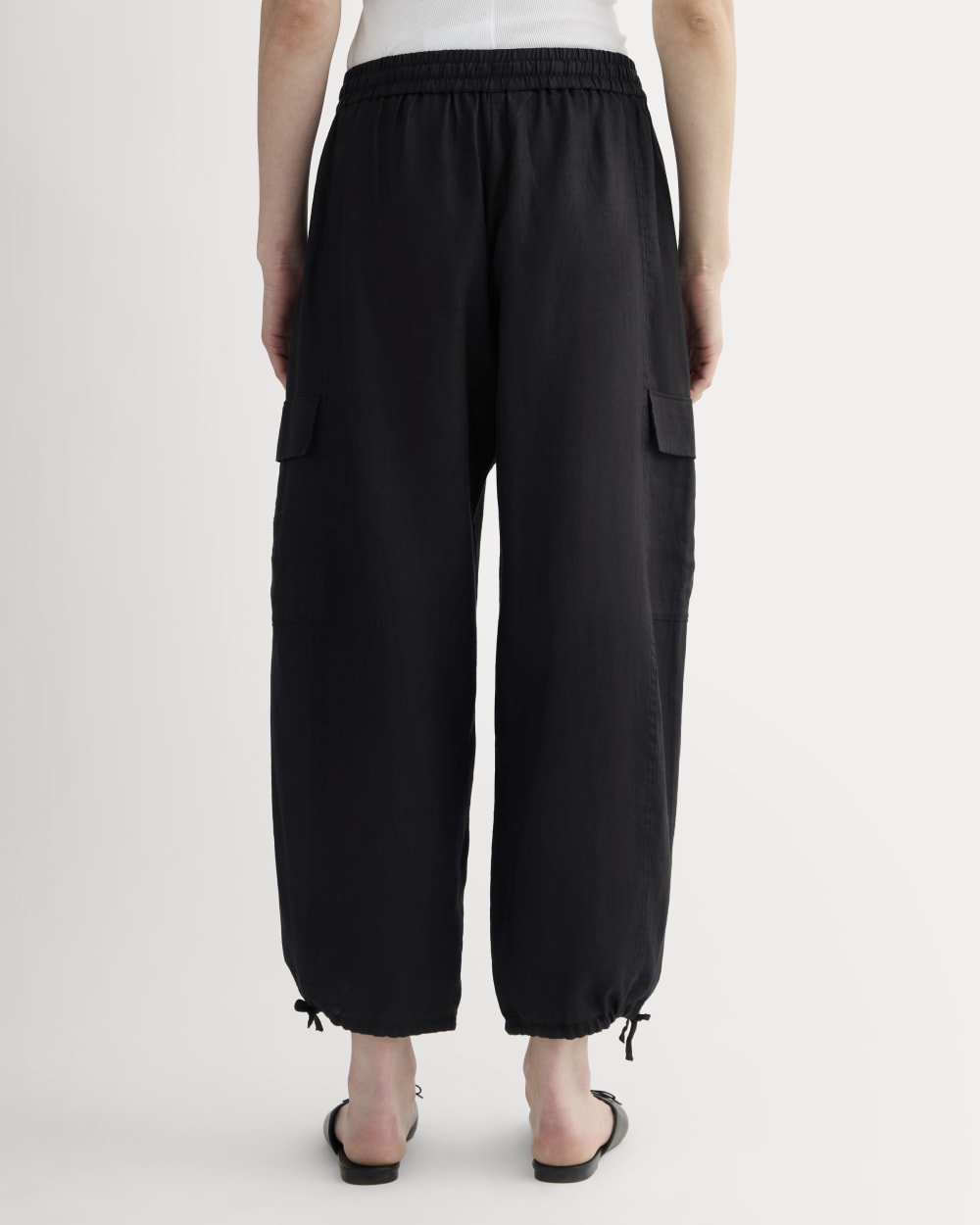 The Cargo Curve Pant in Linen in Black — detail view