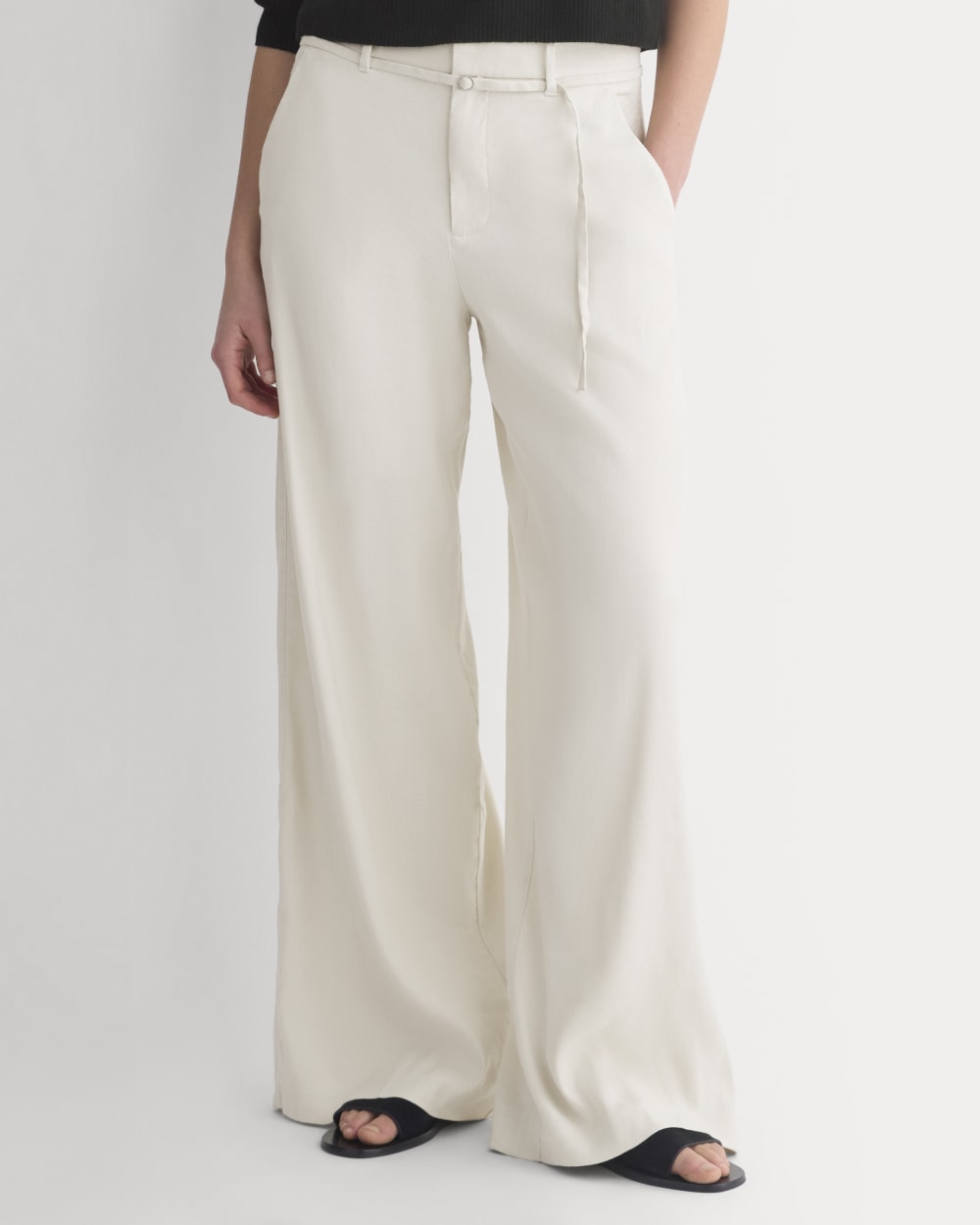 Wide-Leg Belted Pant in Stretch Linen in Birch — detail view