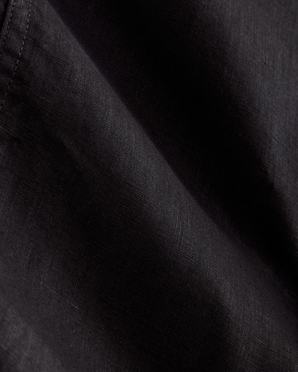 The Cargo Curve Pant in Linen in Black — detail view