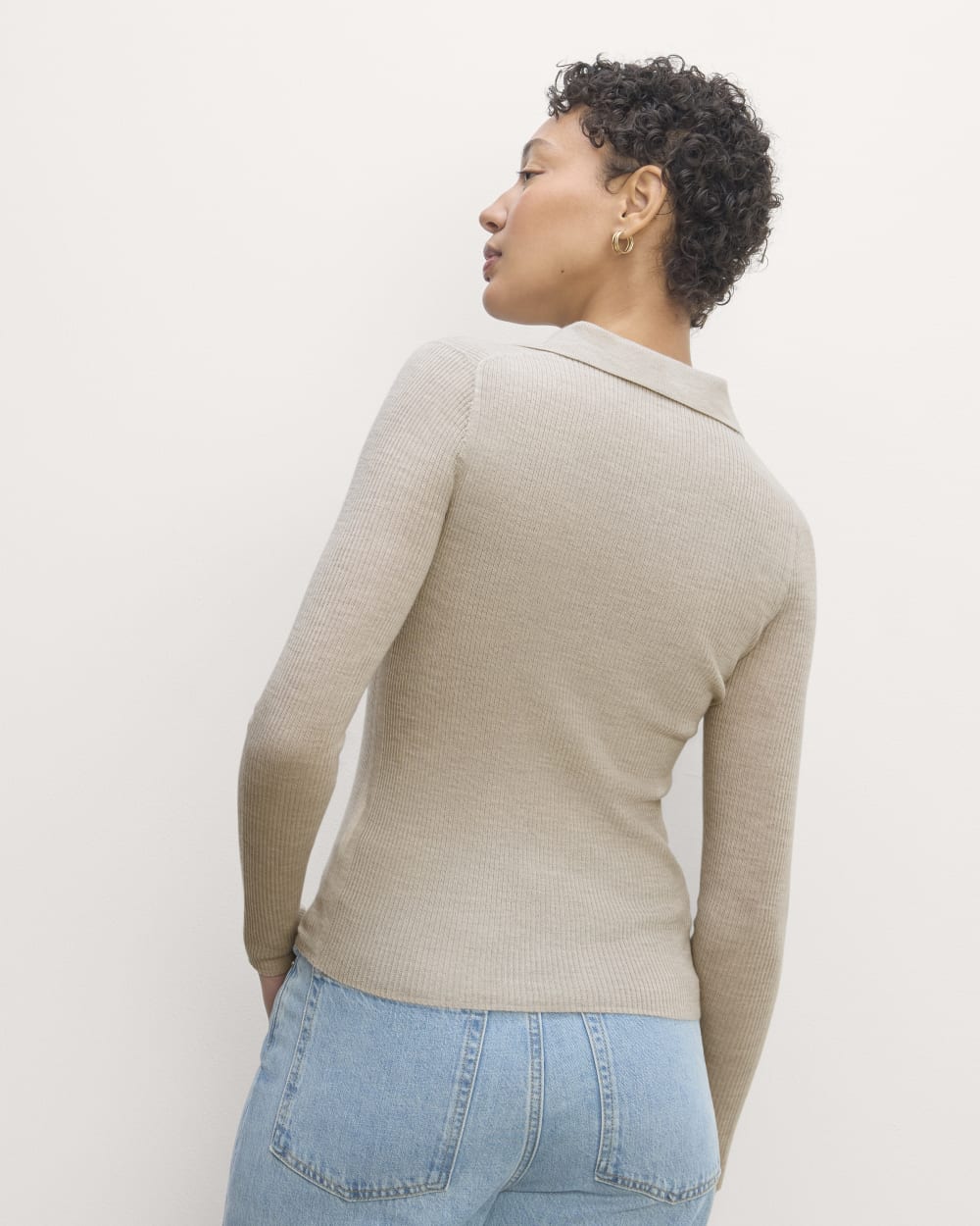 The Polo in Ultrasoft Merino in Heather Oatmeal — detail view