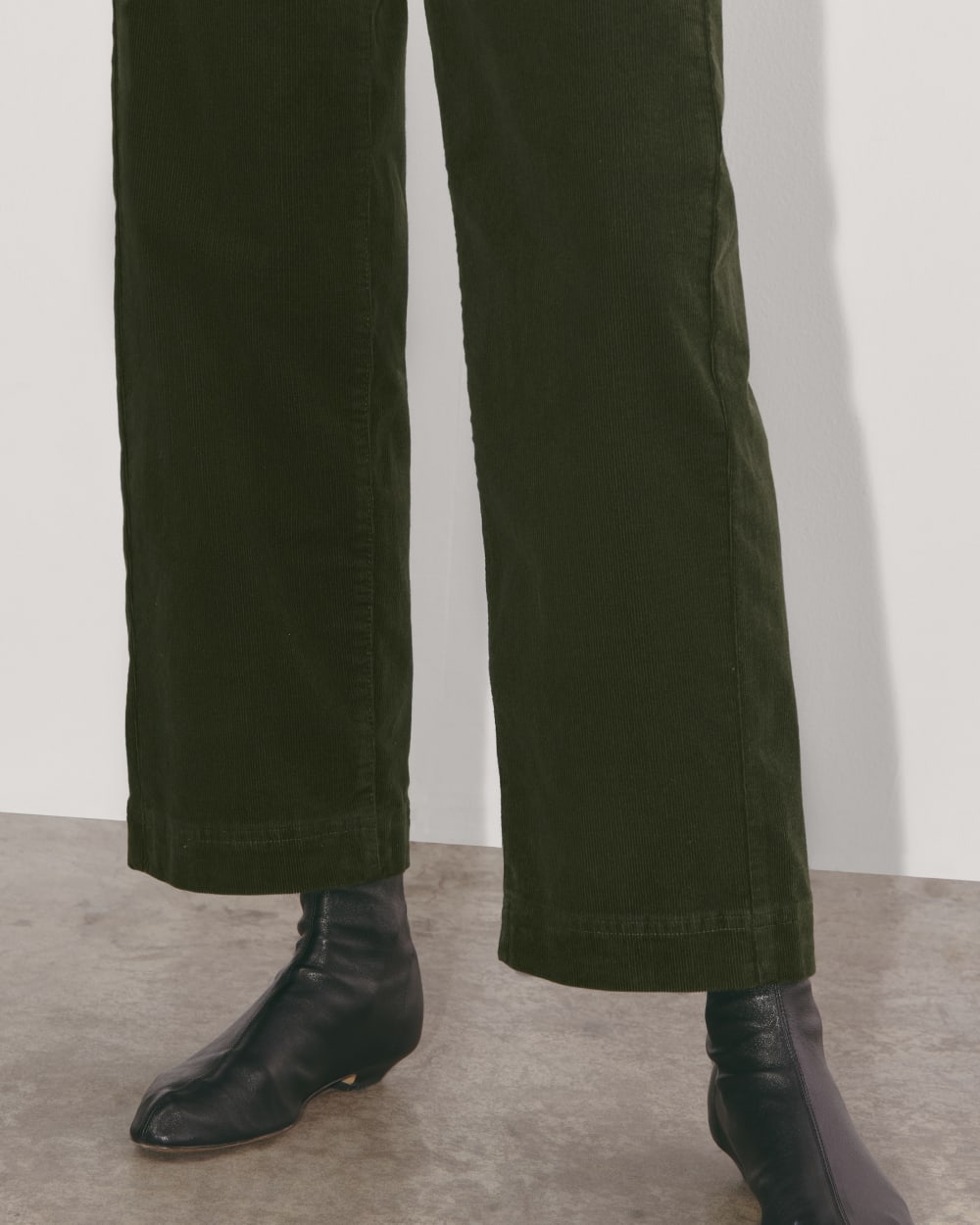 The Sailor Pant in Corduroy in Dark Forest — detail view