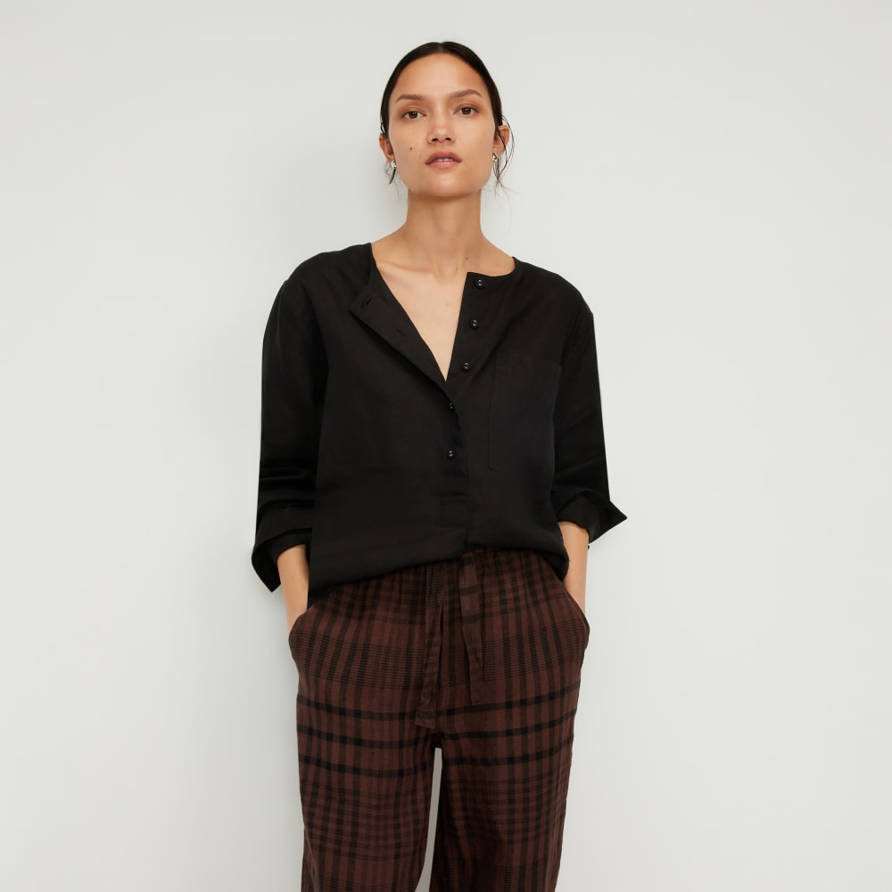 The Linen Popover Shirt in Black — front view
