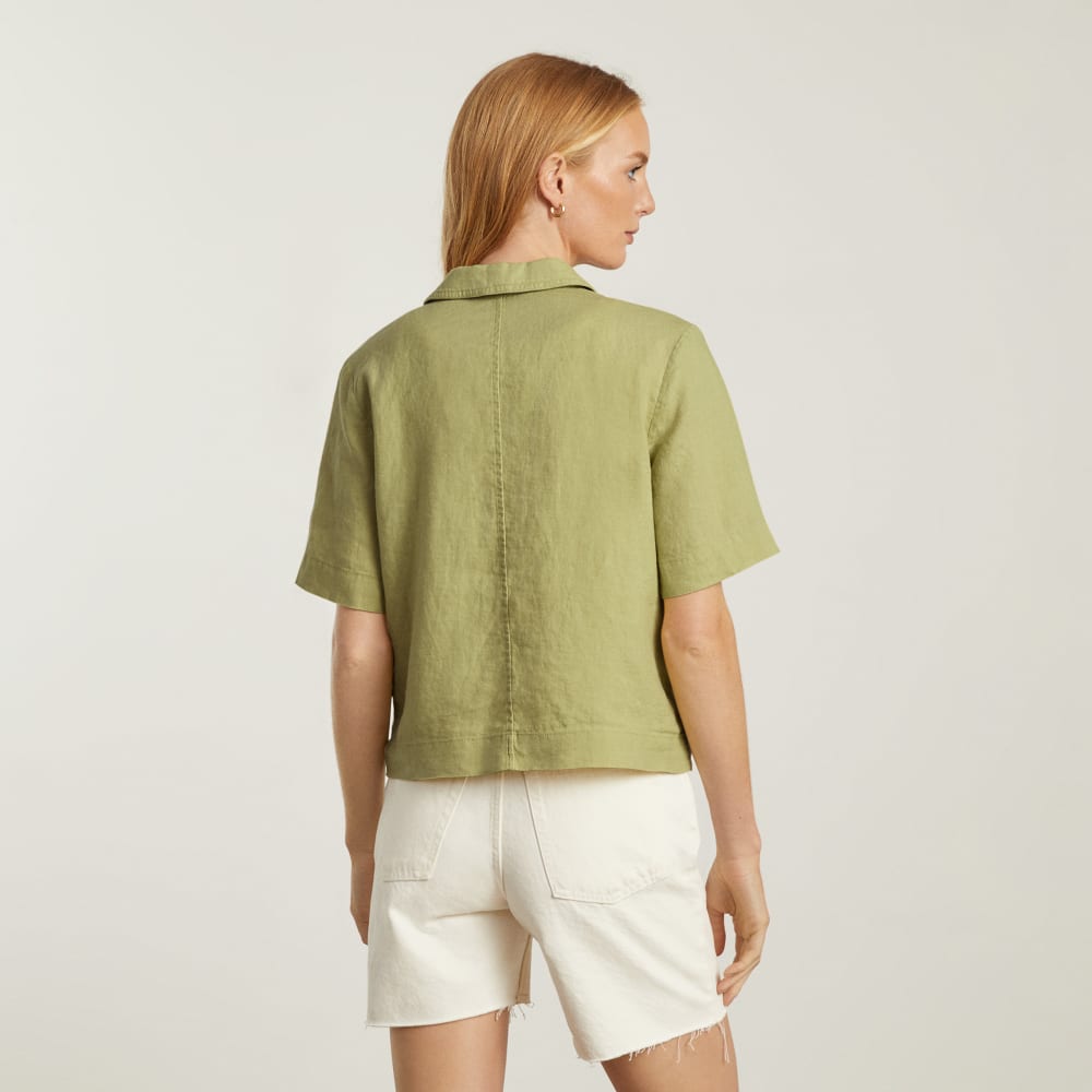 The Linen Workwear Shirt in Leek — detail view