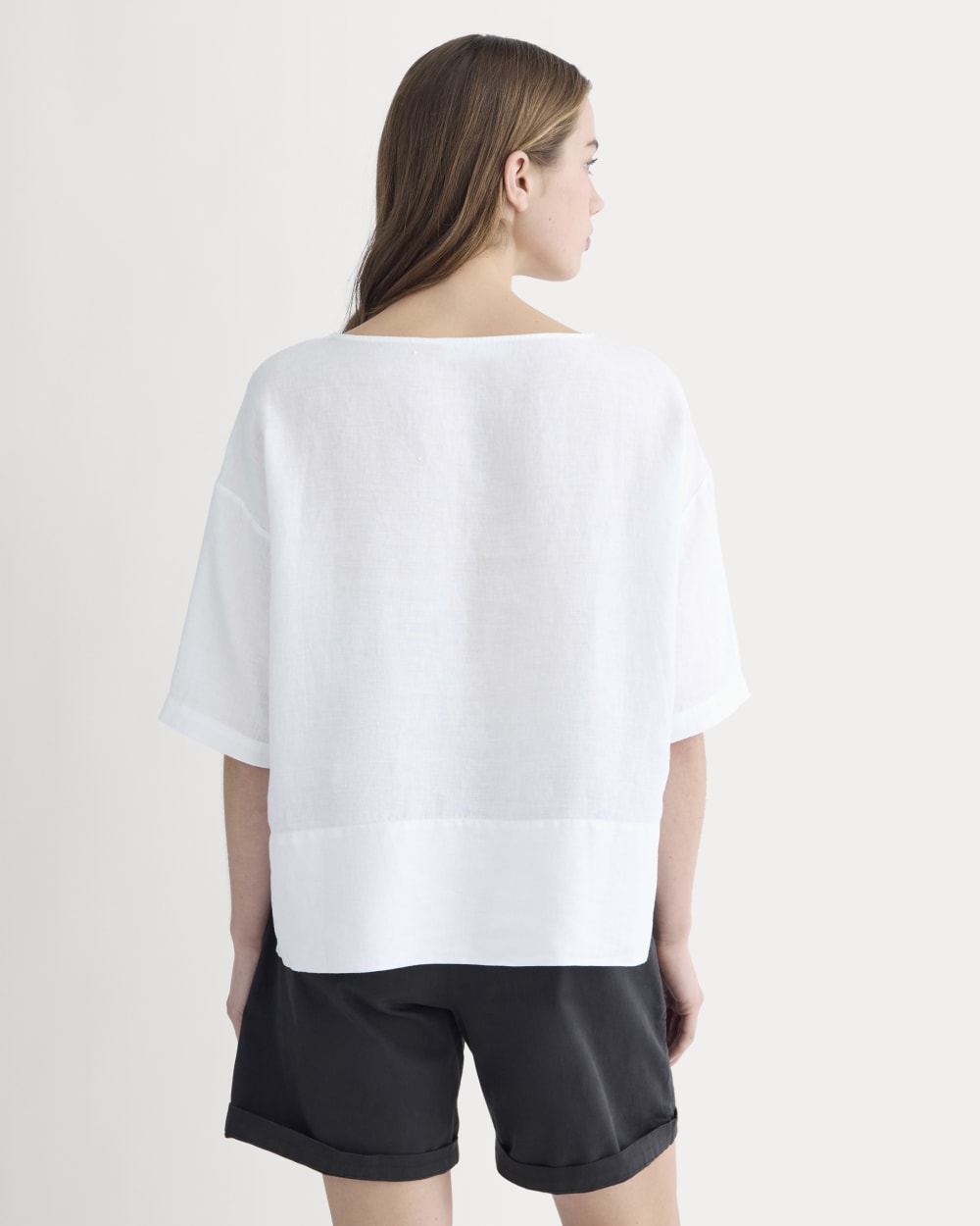 The Boatneck Top in Linen in White — detail view