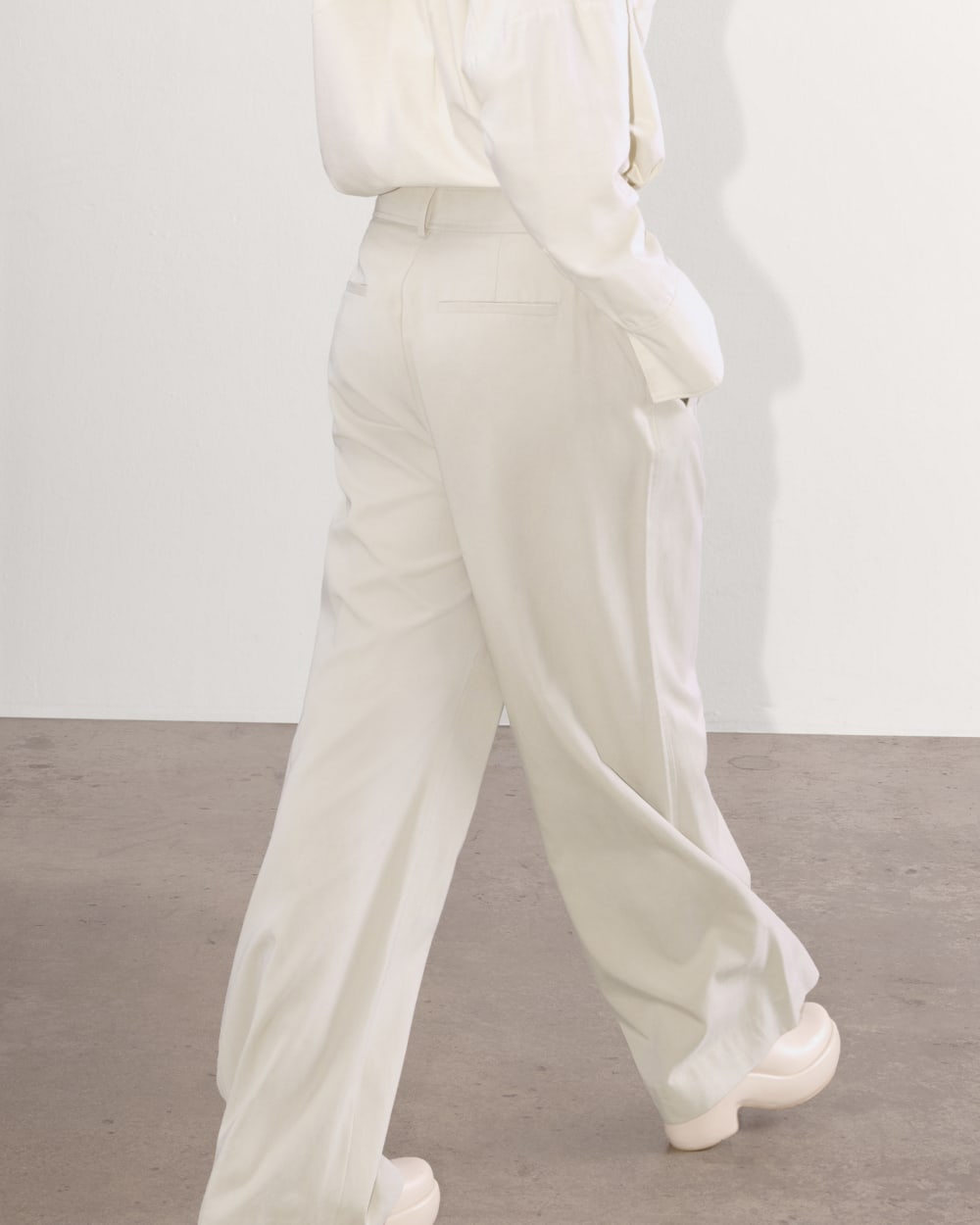 The Draper Pleated Pant in Buttersmooth in Sandstone — detail view
