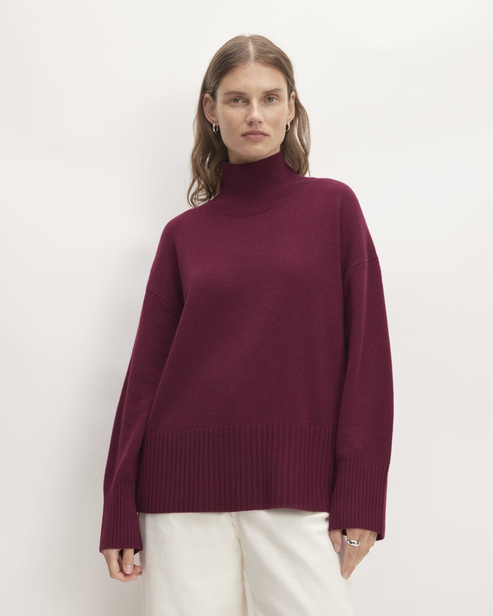 The Cashmere Oversized Turtleneck in Brandy — front view