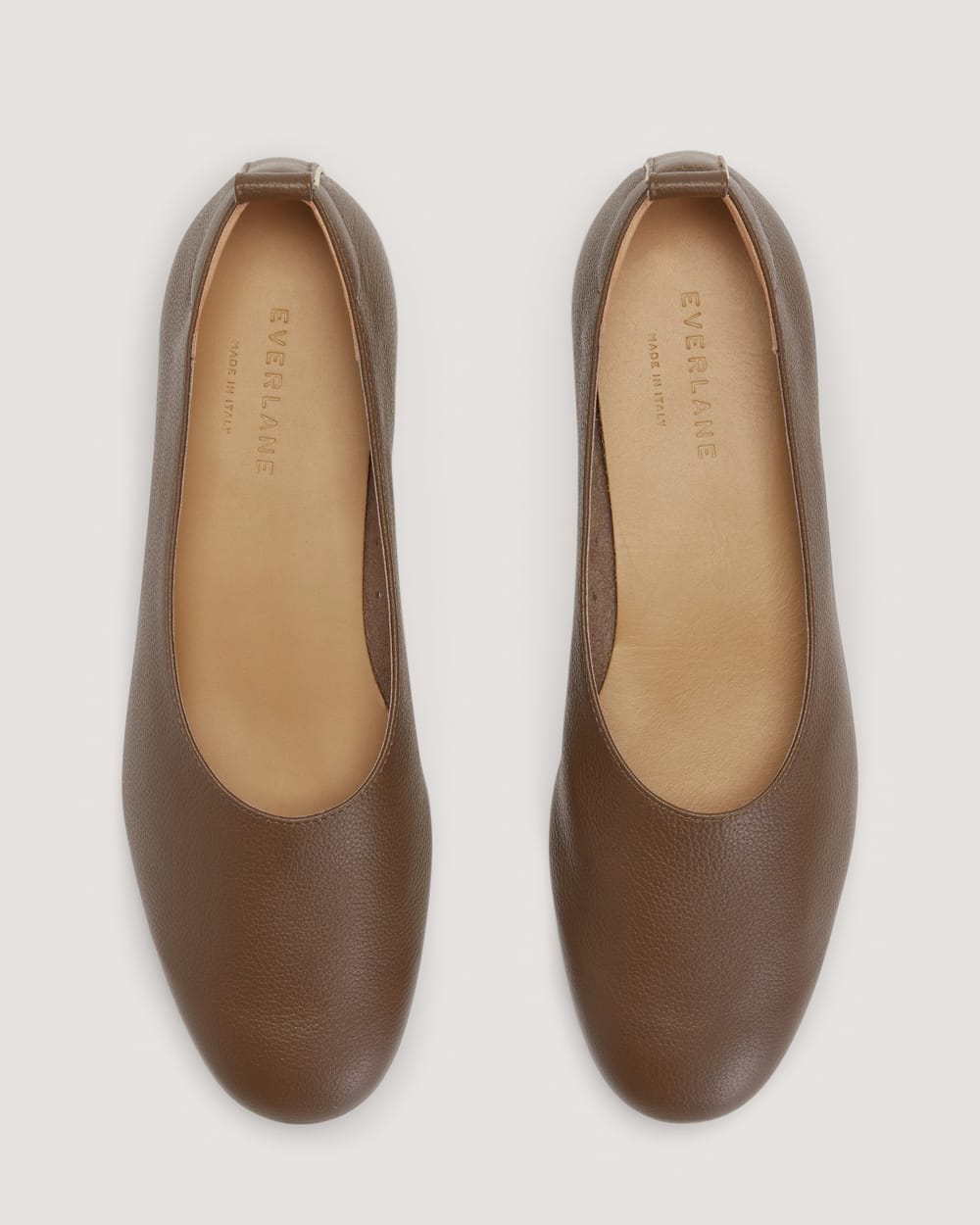 The Day Glove in Narrow Fit in Cocoa — detail view