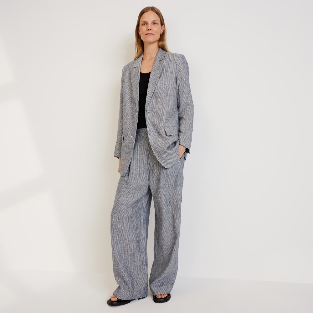 The Oversized Blazer in Linen in Canvas Tan / Navy — detail view