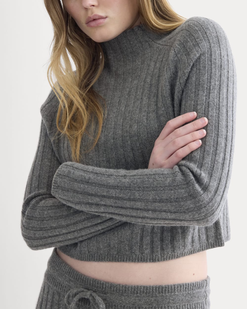 Funnel-Neck Cropped Sweater in Wool Cashmere in Heather Charcoal — detail view