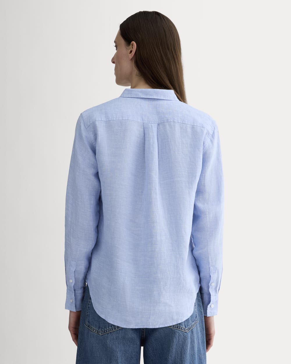 The Must-Have Shirt in Linen in Light Blue — detail view