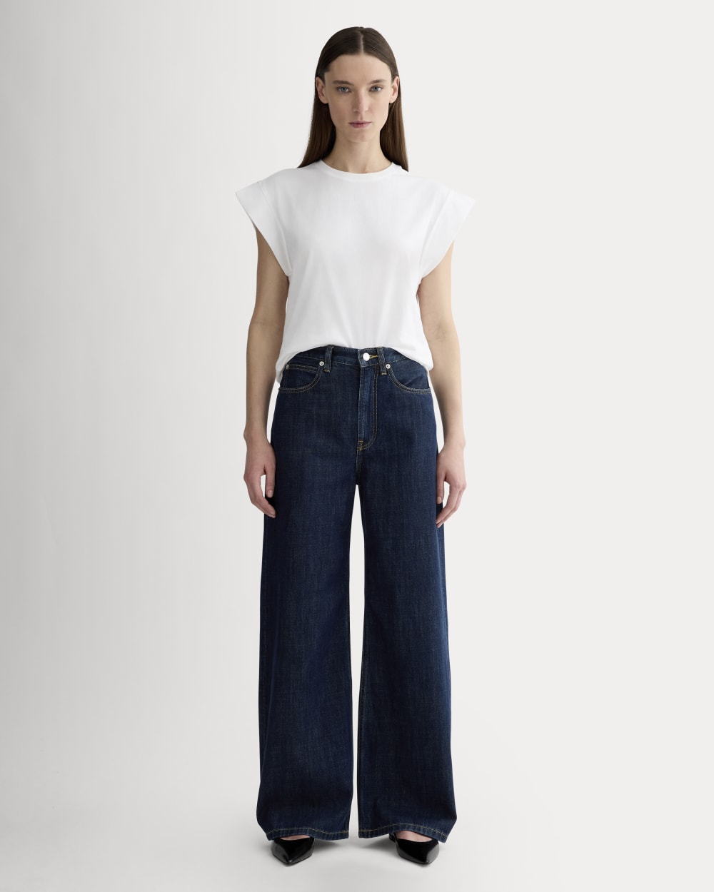 The Muscle Tee in Essential Cotton in White — detail view