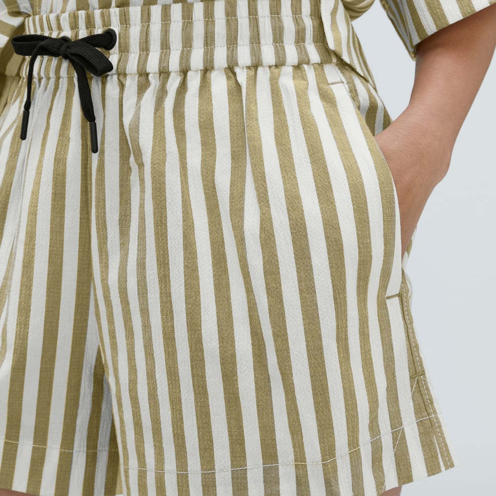 The Seersucker Boxer Short in Nutria / Off-White — detail view