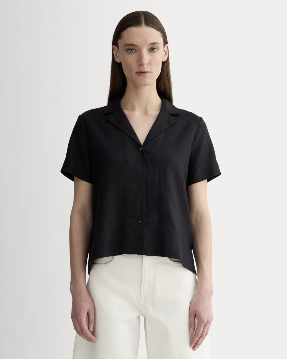 The Notch Shirt in Linen in Black — front view