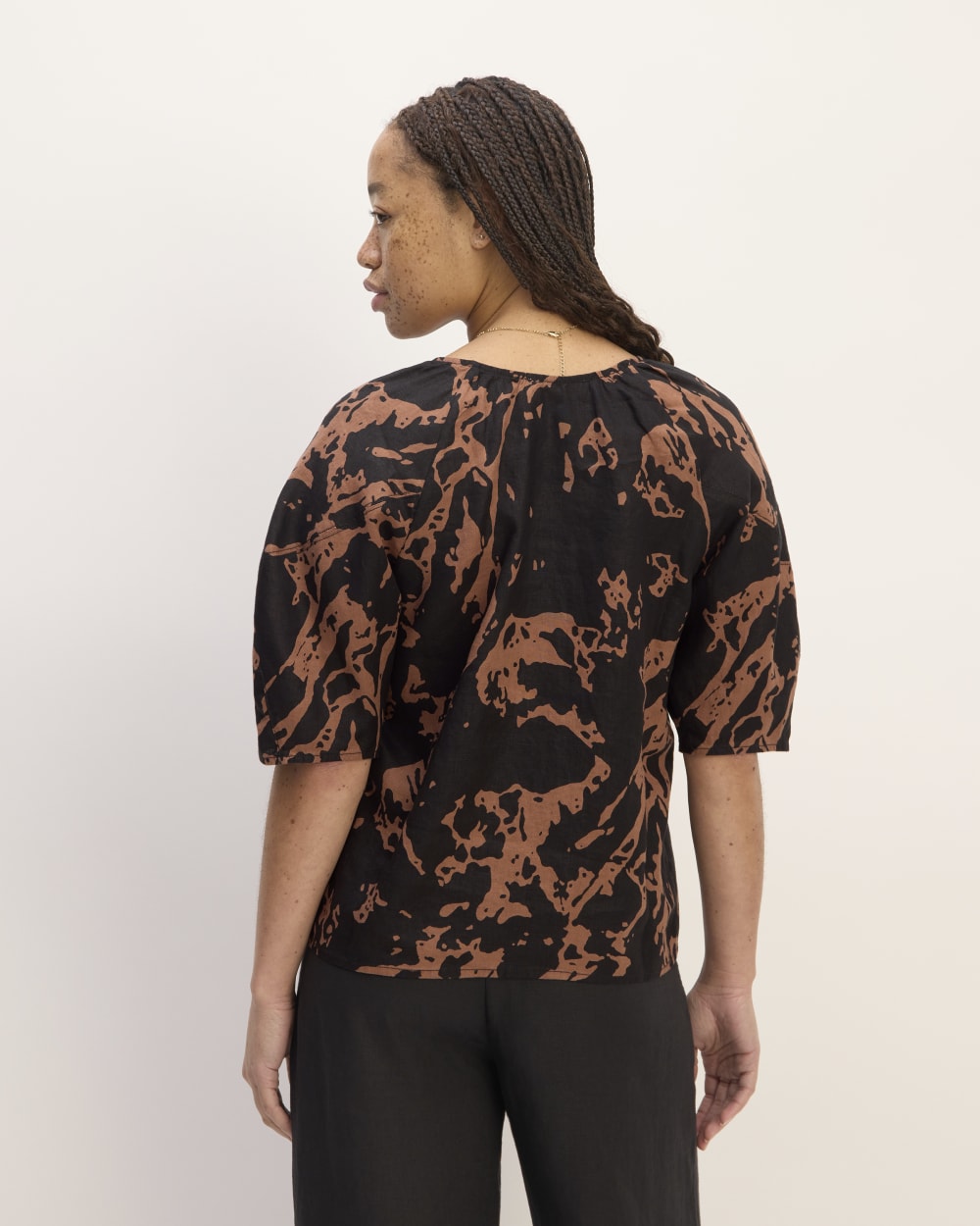 The Scoop Top in Linen in Carob Brown Abstract — detail view
