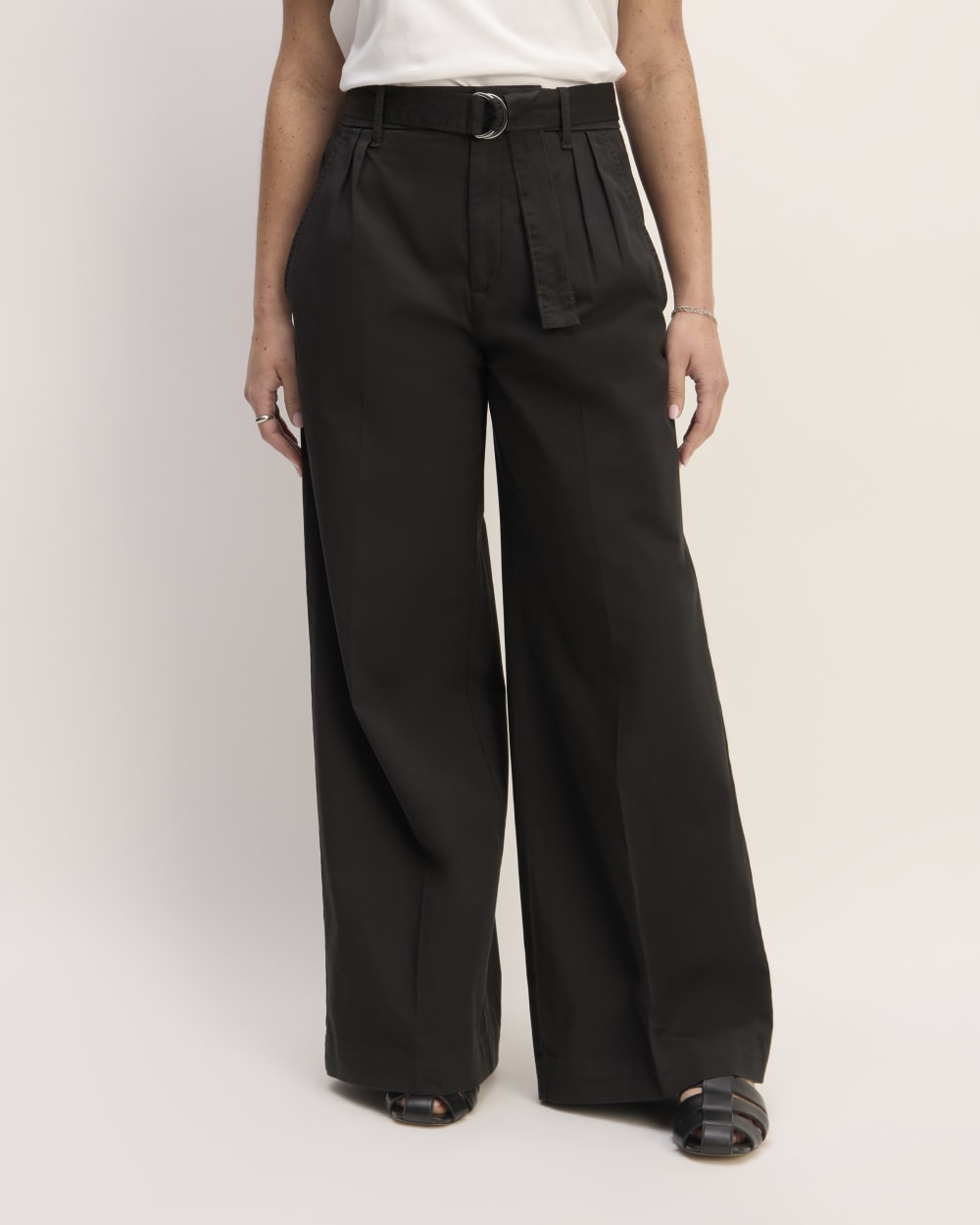 The Pleated Wide-Leg Chino in Black — detail view