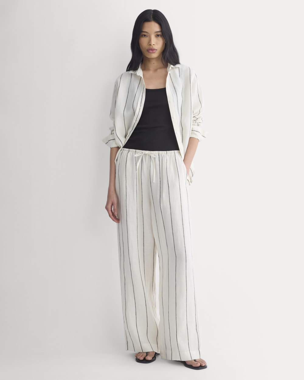 The Drawstring Pant in Linen in Gardenia/Meteorite — front view