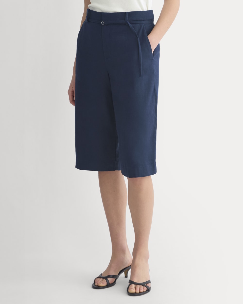 Long Tailored Short in Stretch Linen in Navy — detail view