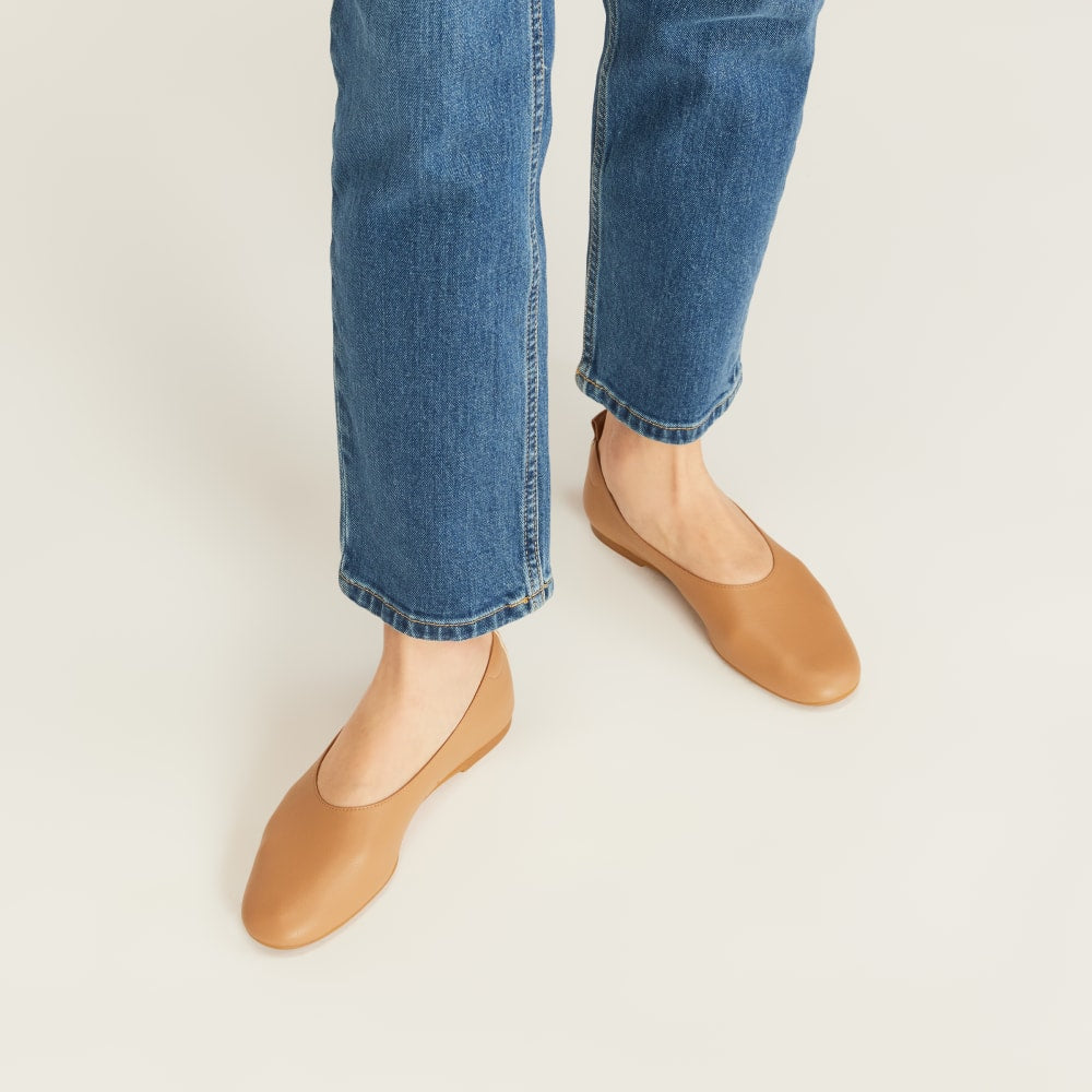The Day Glove in Narrow Fit in Caramel — detail view