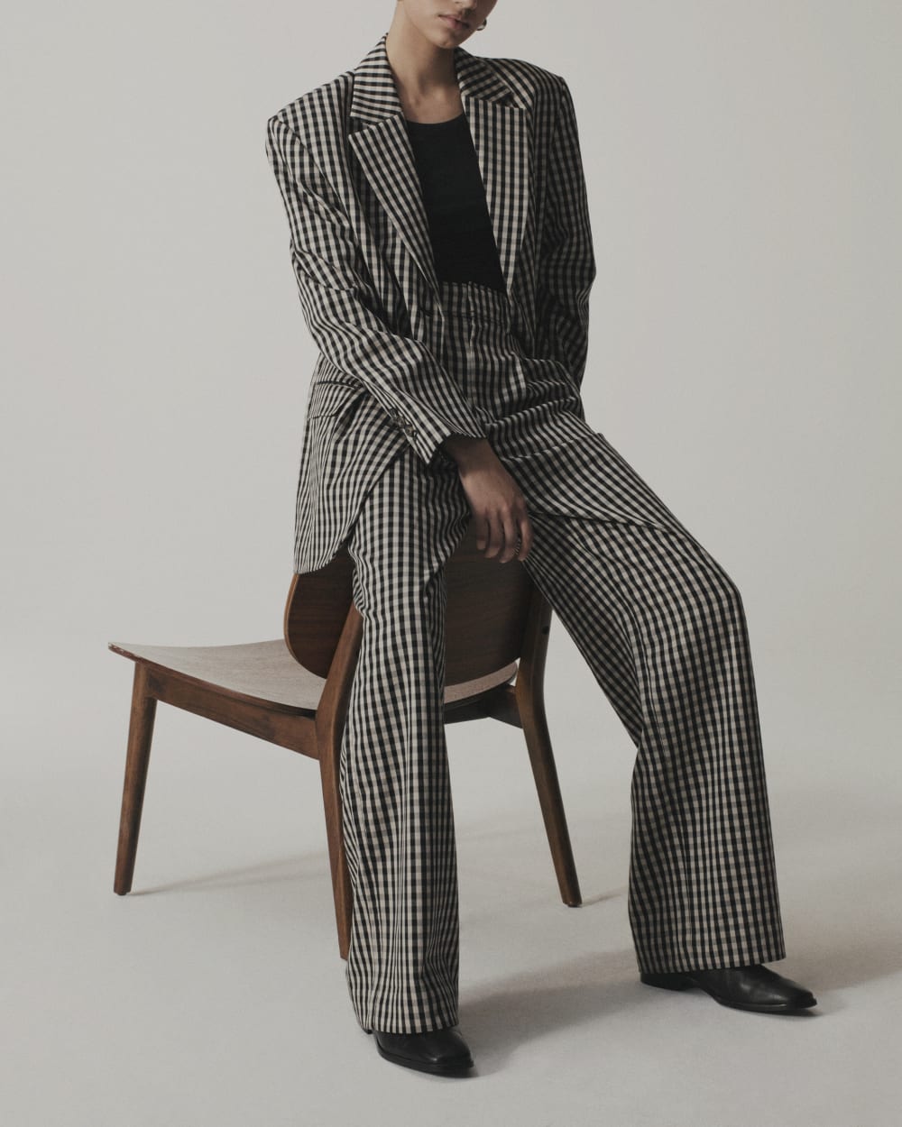 The Draper Pleated Pant in Buttersmooth in Khaki / Black — detail view