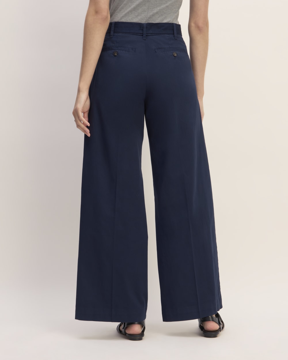The Pleated Wide-Leg Chino in Navy — detail view