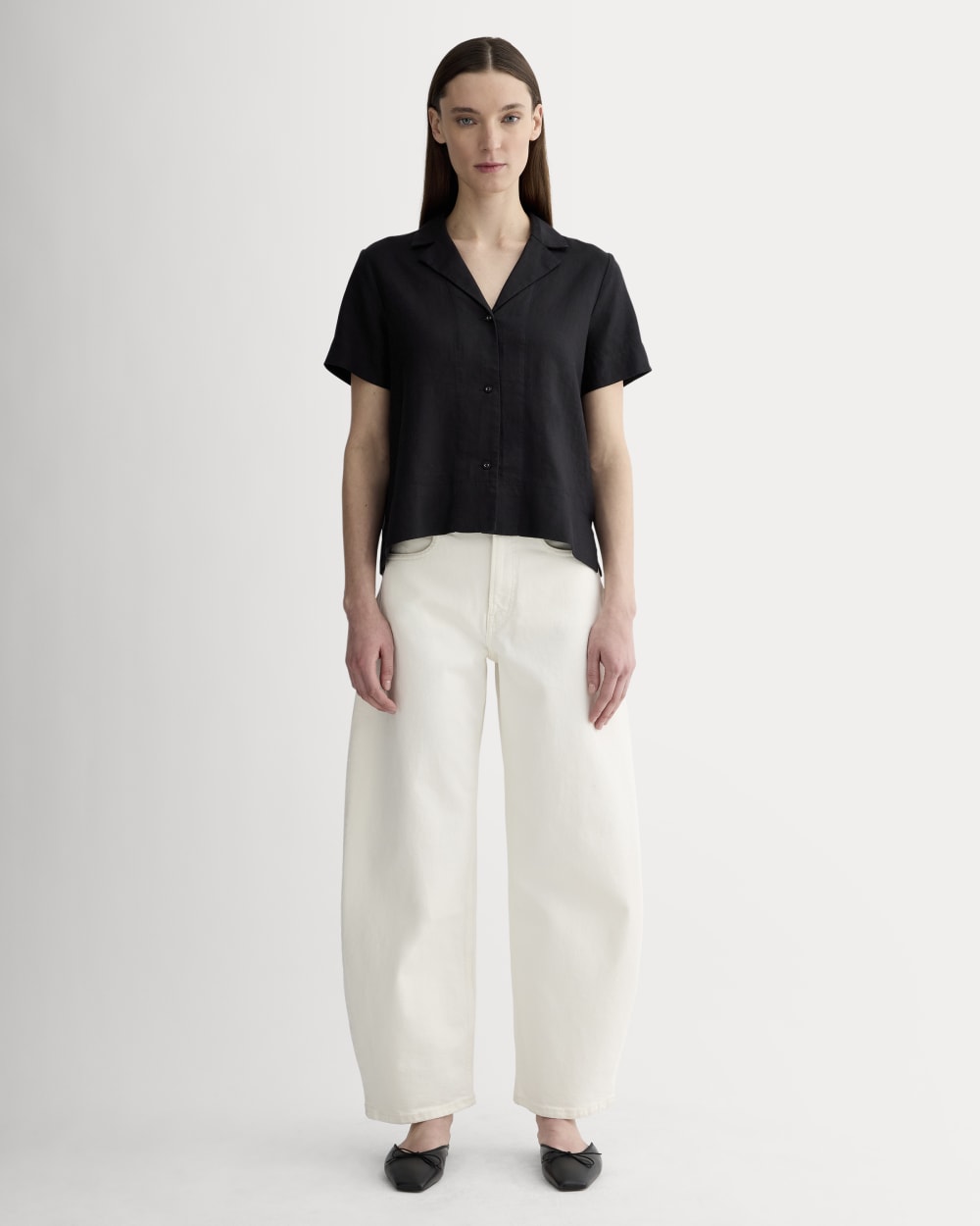 The Notch Shirt in Linen in Black — detail view