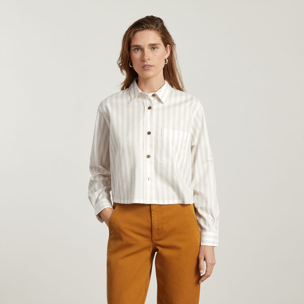 The Way-Short Shirt in Silky Cotton in Sand / White — alternate view