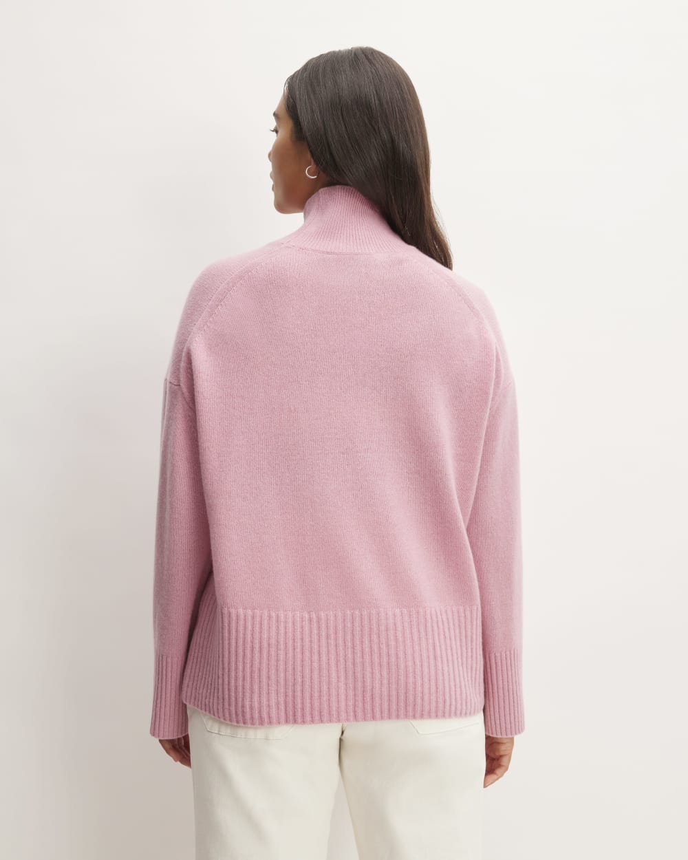 The Cashmere Oversized Turtleneck in Bubblegum — detail view