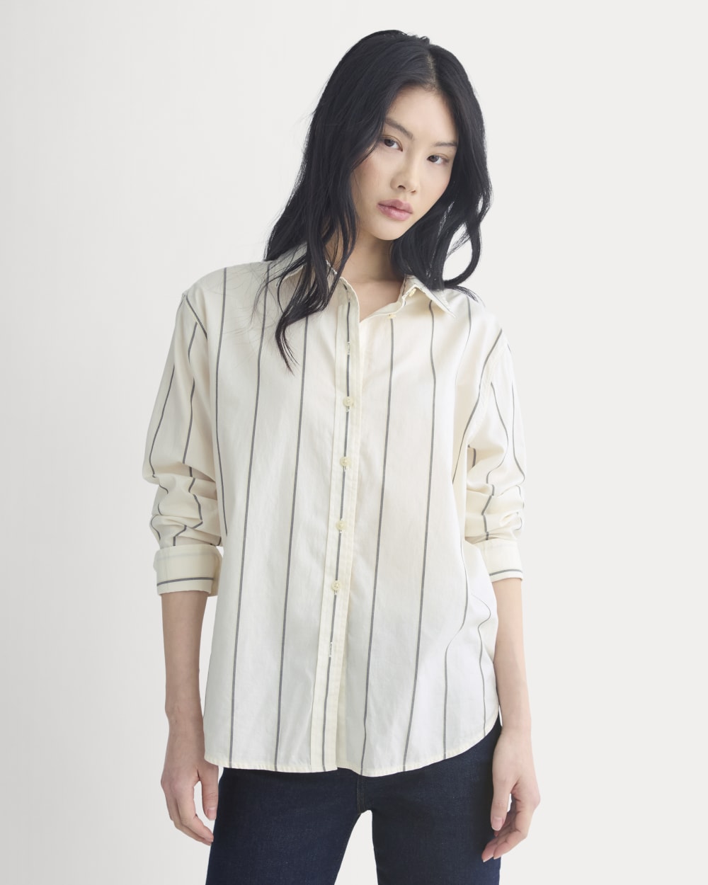 Everyday Shirt in Silky Cotton in Gardenia/Meteorite — detail view