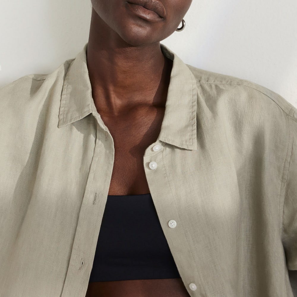 The Must-Have Shirt in Linen in Seagrass — detail view