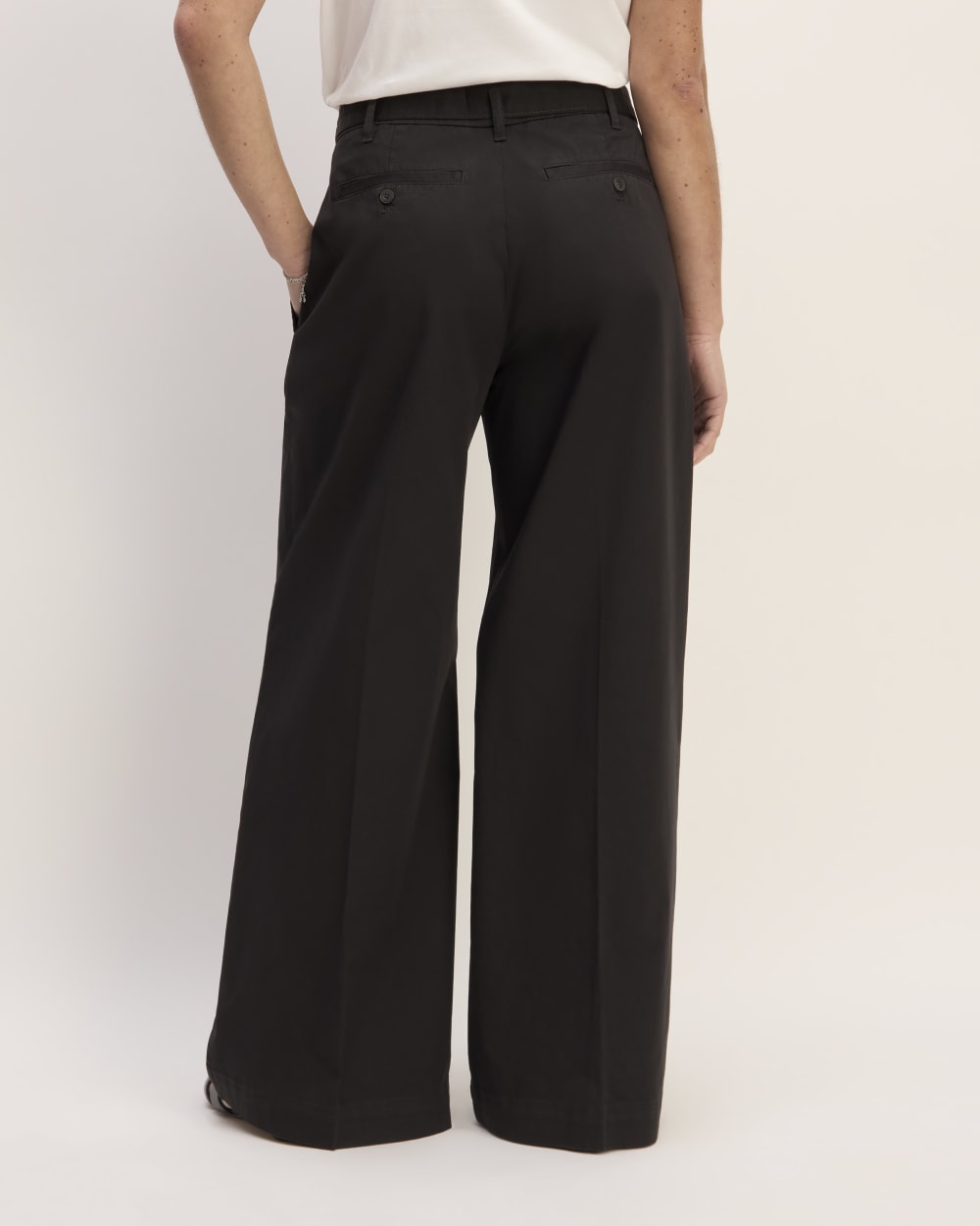 The Pleated Wide-Leg Chino in Black — detail view