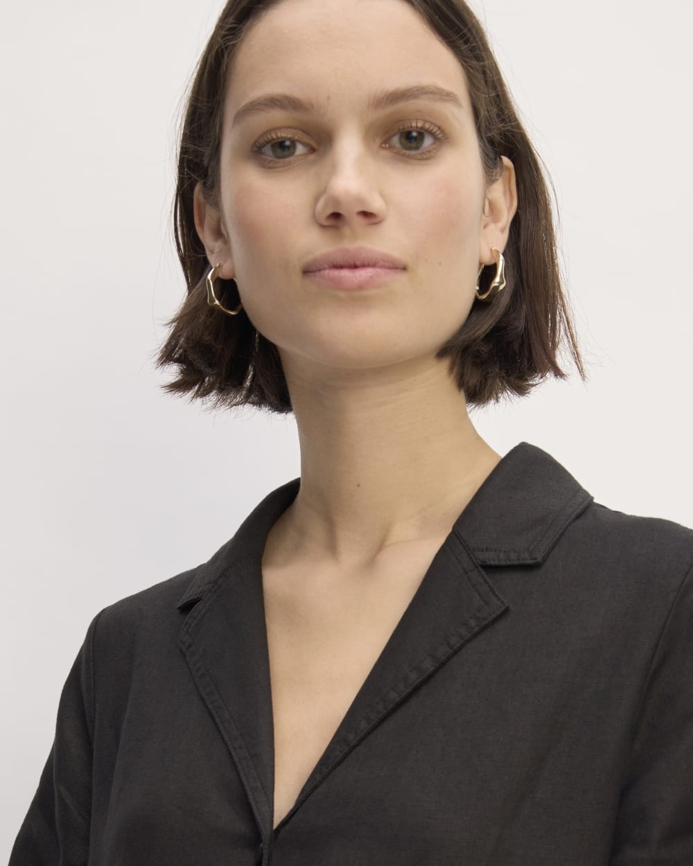 The Shirtdress in Linen in Black — detail view