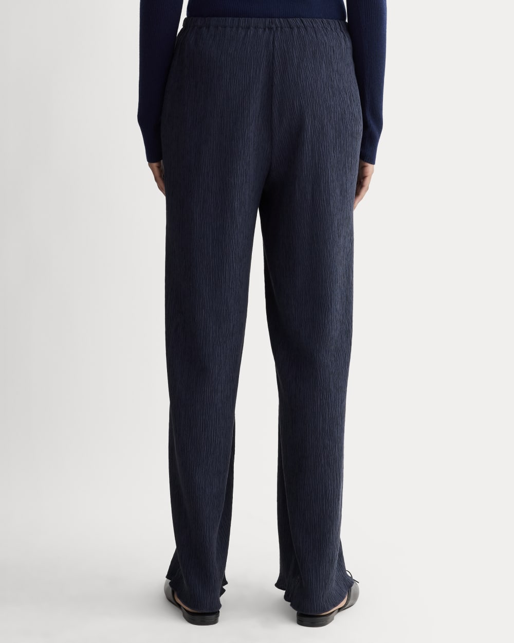 The Crinkle Pant in Navy — detail view