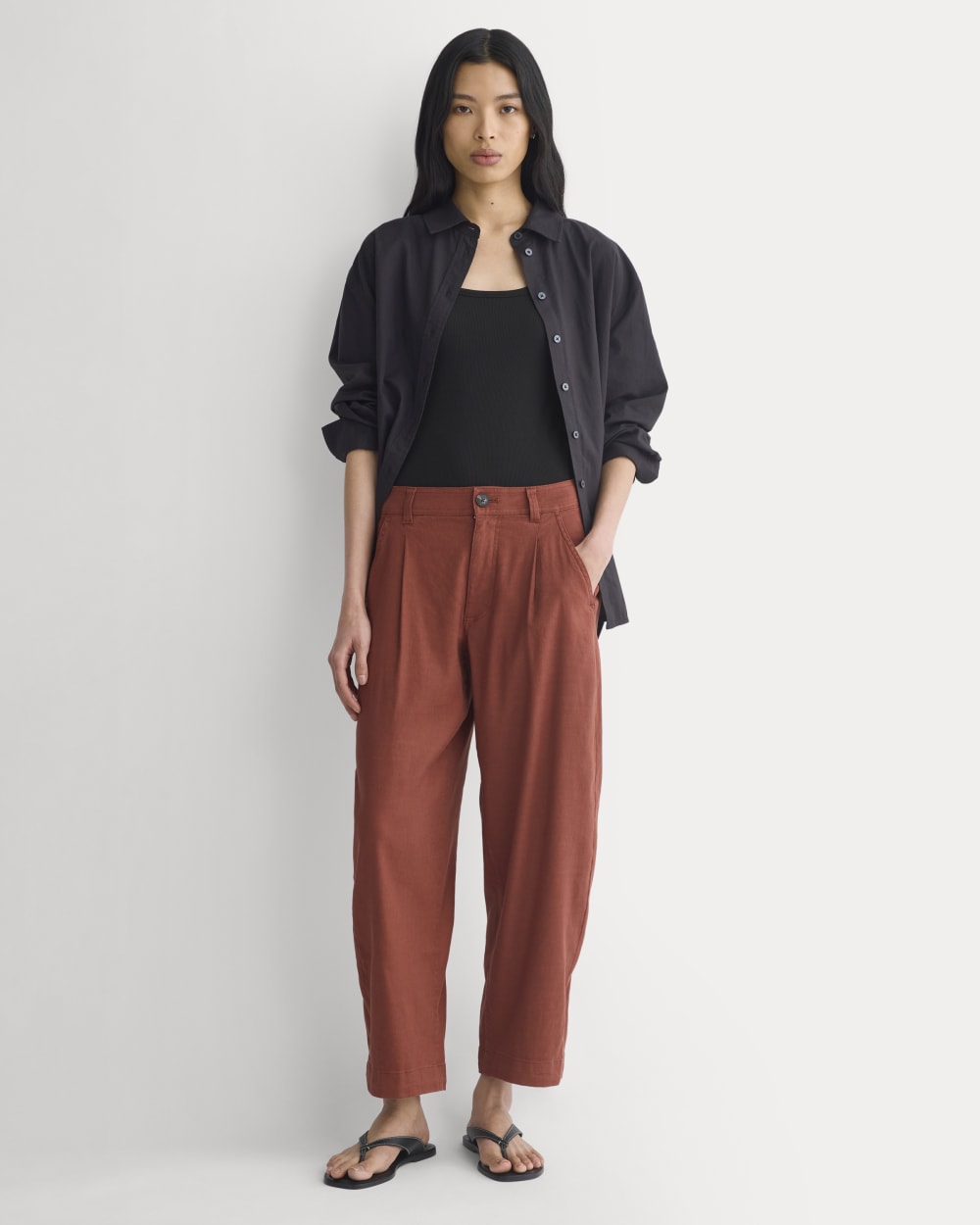 The Everywhere Pant in Stretch Linen in Henna Red — front view