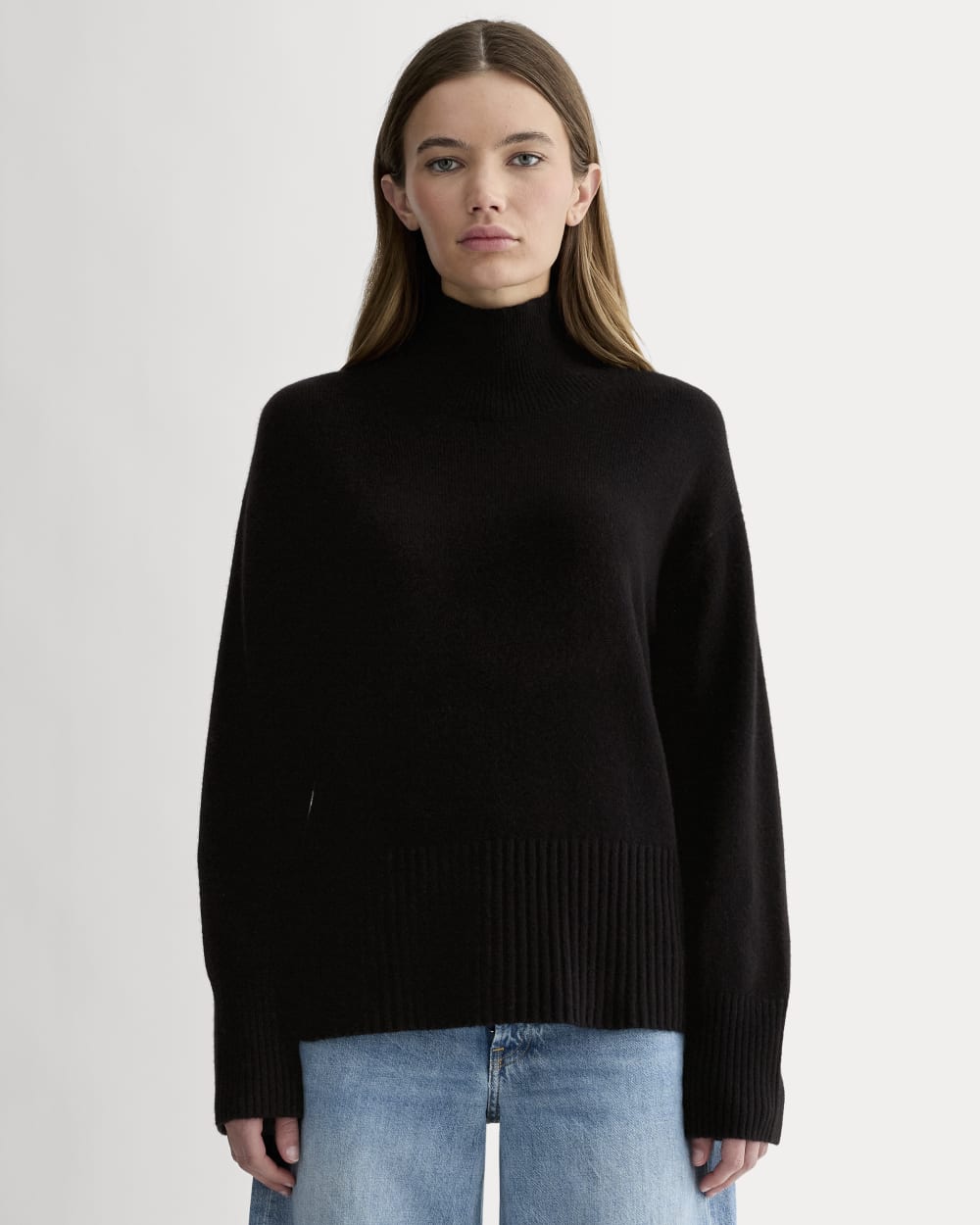 The Boxy Turtleneck in Cashmere in Black — front view