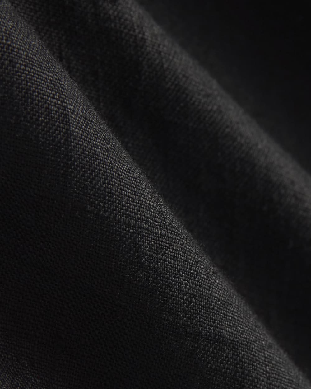 The Notch Shirt in Linen in Black — detail view