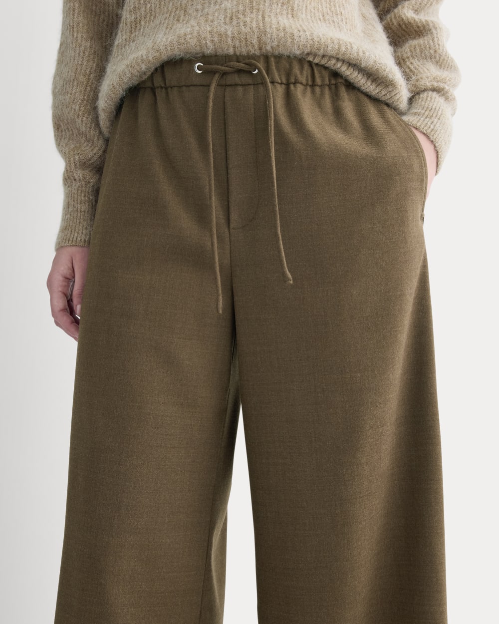 The Pull-On Trouser in Tailor Twill in Heathered Cocoa — detail view