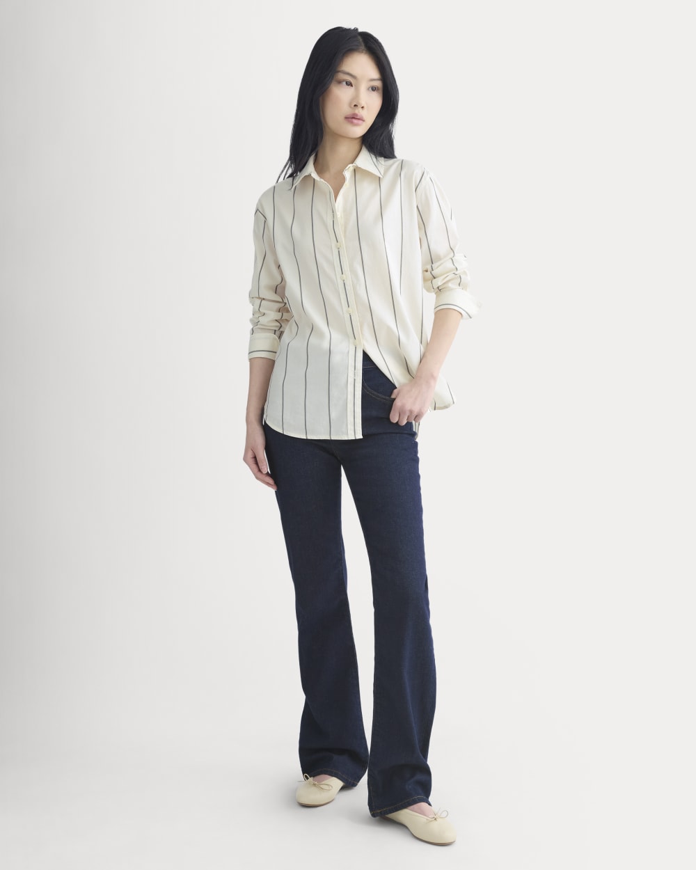 Everyday Shirt in Silky Cotton in Gardenia/Meteorite — detail view