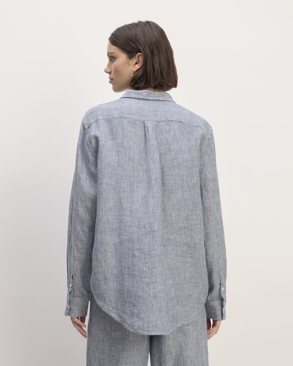 The Must-Have Shirt in Linen in White / Blue — detail view