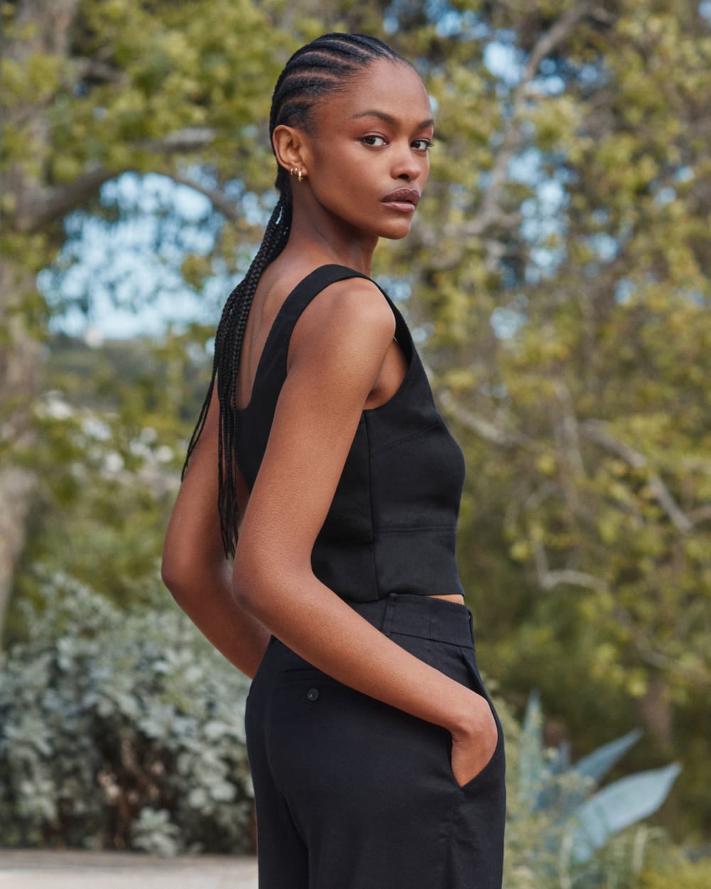The Wide-Leg Pant in Stretch Linen in Black — detail view