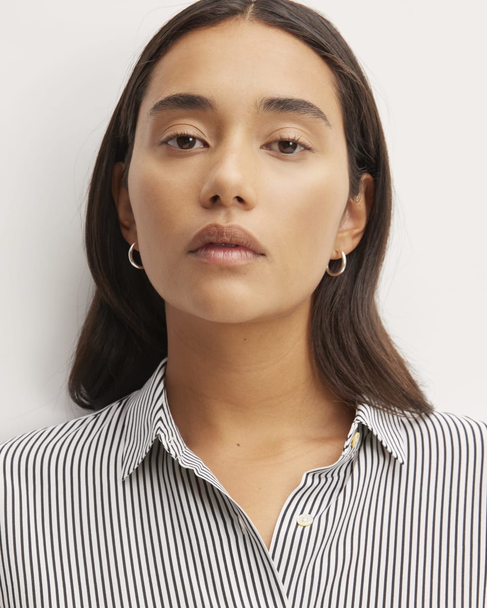 The Boxy Shirt in Washable Silk in Black / White — detail view