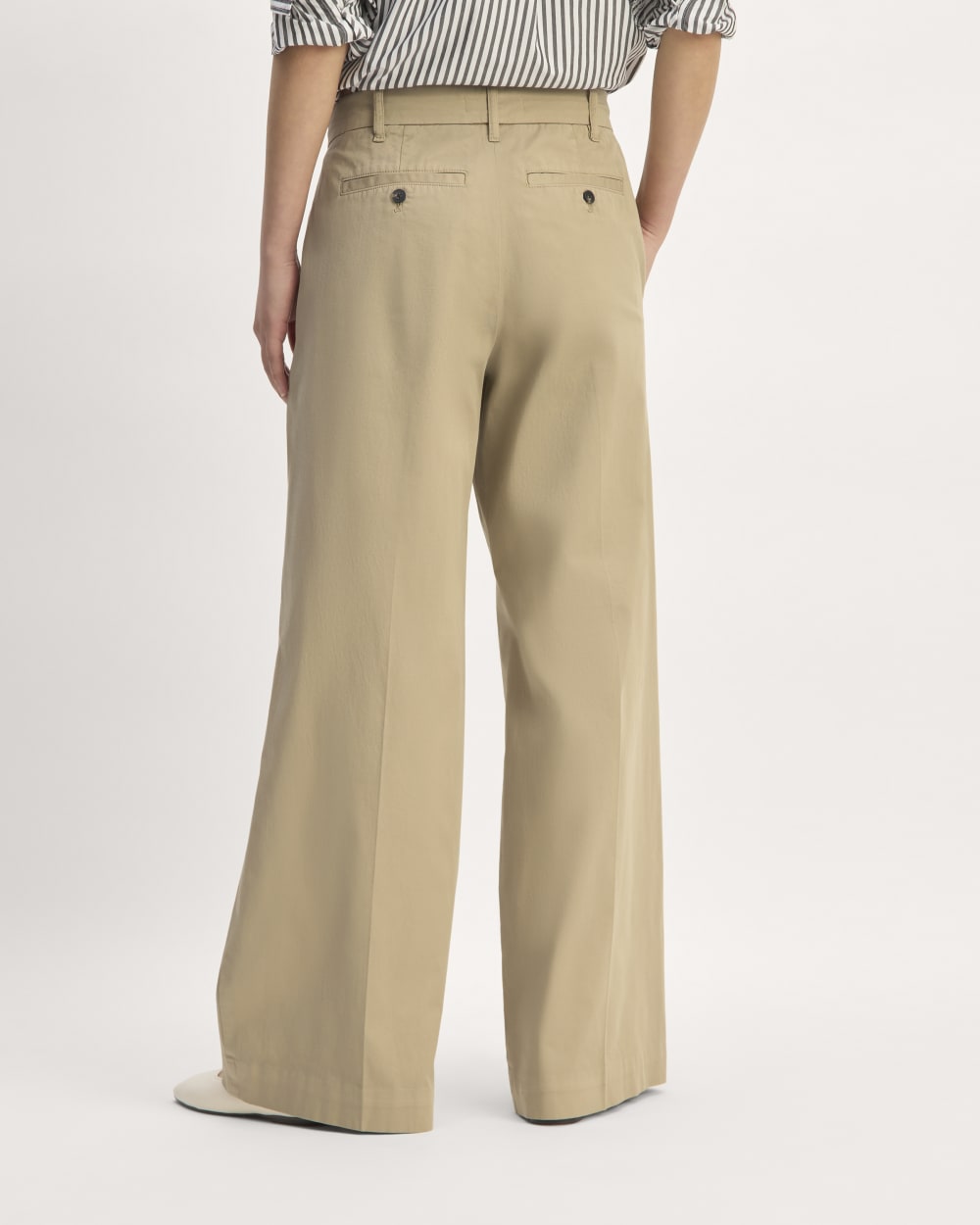 The Pleated Wide-Leg Chino in Trench Coat Khaki — detail view
