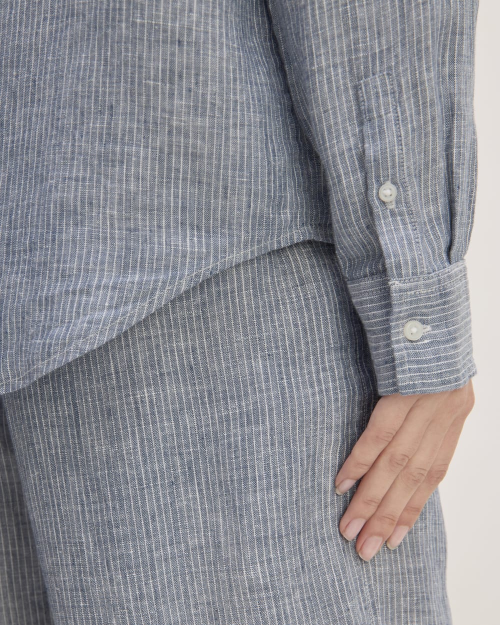 The Must-Have Shirt in Linen in White / Blue — detail view