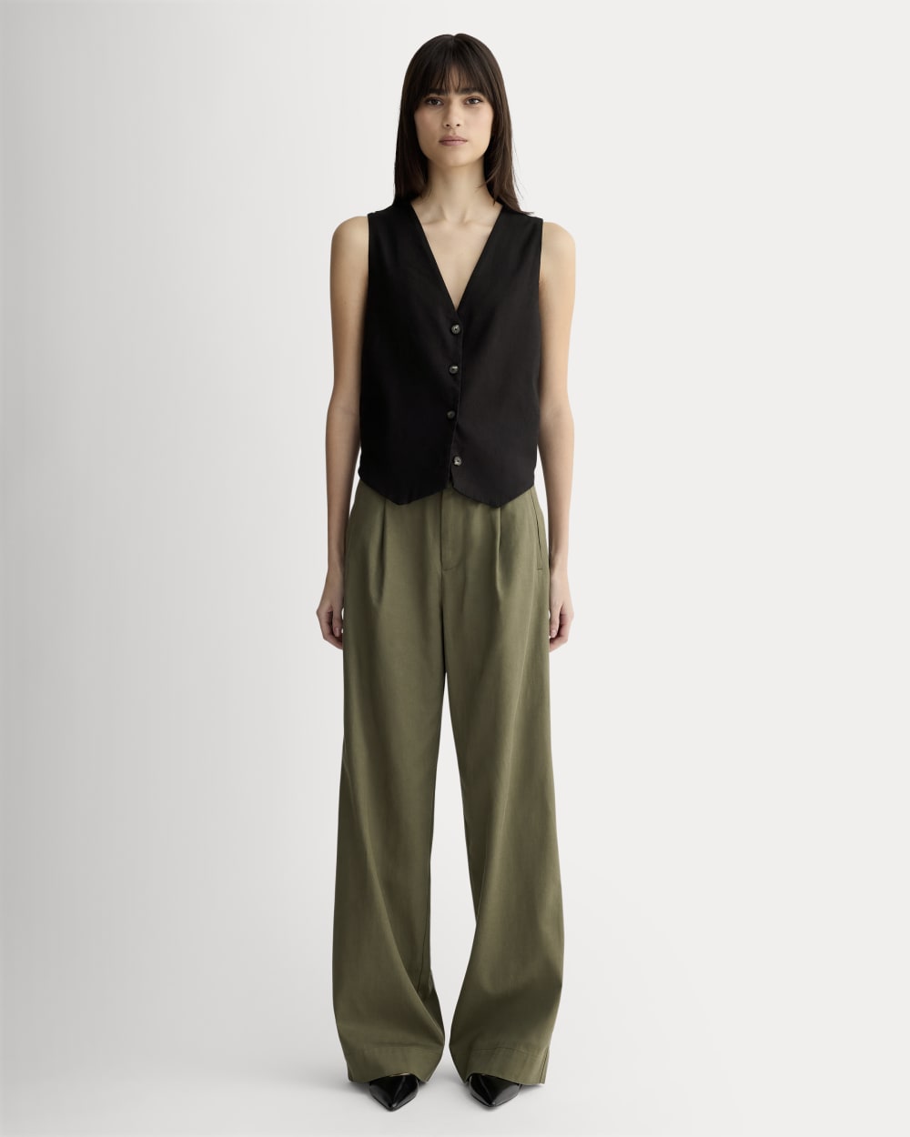 The Vest in Stretch Linen in Black — detail view