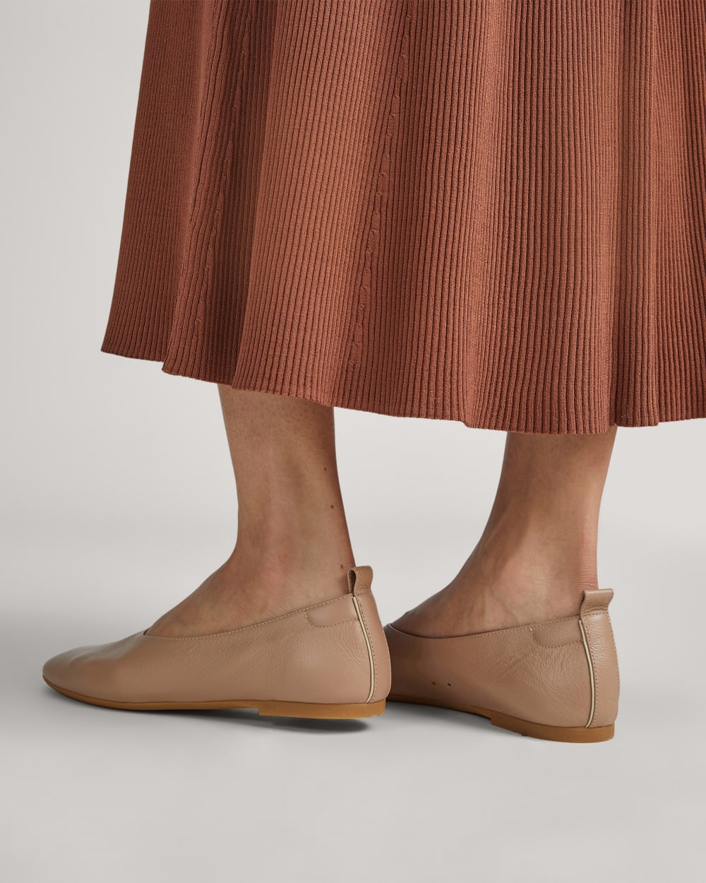 The Day Glove in Narrow Fit in Tan — detail view