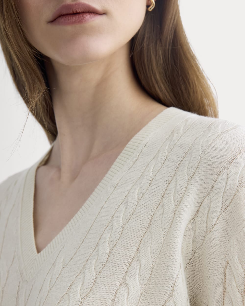 The Cable V-Neck in Cotton Cashmere in Birch — detail view